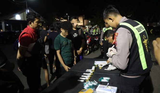 
					RAZIA: Petugas Polres Pasuruan Kota saat menggelar razia, Minggu (30/3/2025) dini hari di sejumlah titik rawan. (foto: Moh. Rois).