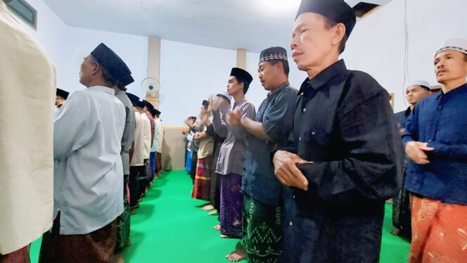 
					Jamaah Aboge di Desa Leces, Kabupaten Probolinggo melaksanakan shalat Idul Fitri.