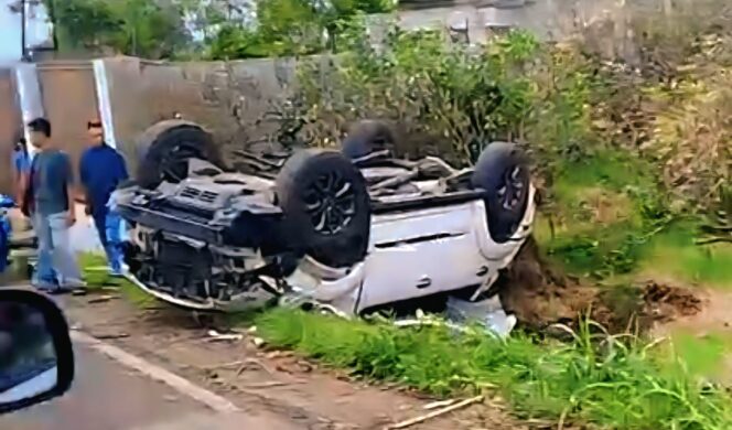 
					Tangkapan layar video amatir mobil wisatawan Bromo terbalik di Pasuruan akibat dugaan rem blong.
