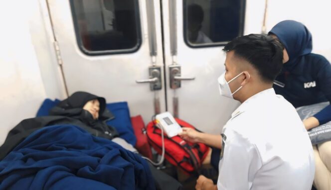 
					LAYANAN GRATIS: Pemberian pertolongan pada penumpang saat berada di Kereta Api. (foto: Humas KAI Daop 9 Jember).
