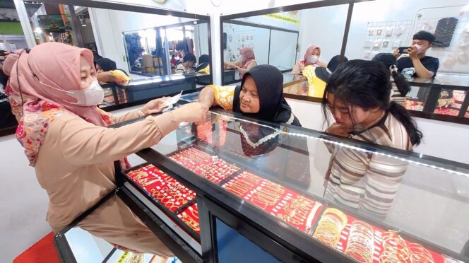 
					BERBURU: Warga sedang membeli perhiasan emas imitasi atau xuping di toko milik Elvis Afniati, di Pasar Kronong Kota Probolinggo. (foto: Hafiz Rozani).