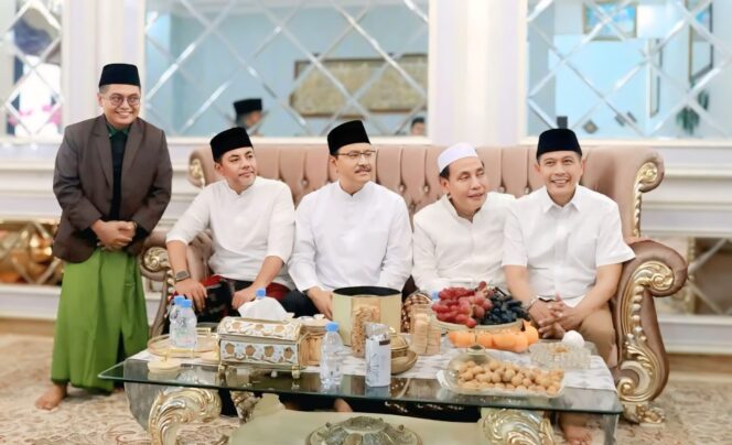 
					KUNJUNGAN: Menteri Sosial, Gus Ipul (tengah) diapit Bupati Probolinggo, Gus Haris, saat kunjungan ke (PZH) Genggong Pajarakan, Probolinggo, Kamis (3/4/25) sore. (foto: Kominfo Kab. Probolinggo).
