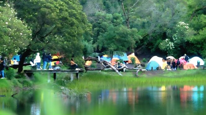 
					Wisatawan beramai-ramai memadati Ranu Regulo.