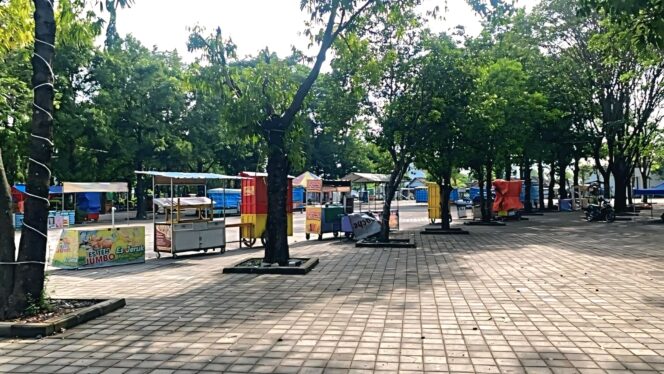 
					DIAMBIL ALIH: Suasana lapak PKL Stadion Gelora Merdeka (SGM) Kraksaan, Probolinggo. (foto: dokumen).
