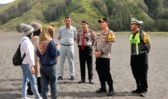 
					PATROLI: Kapolres Probolinggo, AKBP Wisnu Wardana sedang berbincang dengan pengunjung wisata Bromo. (foto: Istimewa)