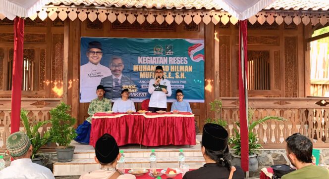 
					RESES: Anggota DPR RI Fraksi PKB, Muhammad Hilman Mufidi (MHM) saat menggelar reses perdana di Pasuruan, Sabtu (5/4/25). (foto: Istimewa).