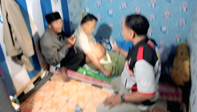 
					KEJANG: Tenaga medis memeriksa kondisi korban yang kejang-kejang di warung remang-remang Pasar Baru Ngopak, Pasuruan. (foto: Moh. Rois).
