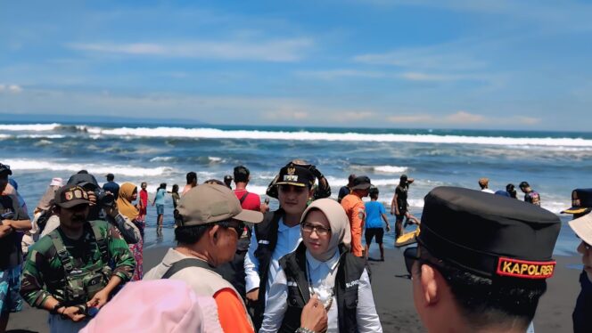 
					Bupati Lumajang datang langsung untuk melihat antusias warga yang berkunjung ke Pantai Mbah Drajid. (Foto: Asmadi).
