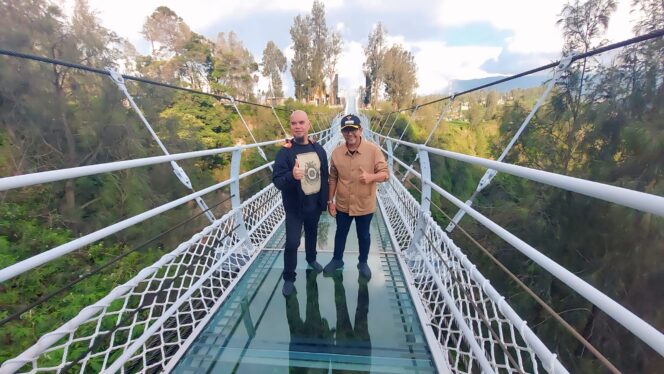 
					TAKJUB: Pentolan Dewa 19, Ahmad Dhani bersama Bupati Probolinggo, Gus Haris, saat kunjungi Jembatan Kaca Bromo, Senin (7/4/25) siang. (foto: Moch. Rochim)
