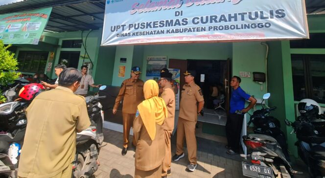 
					SIDAK: Sekda Kabupaten Probolinggo, Ugas Irwanto, ketika memimpin sidak di Puskesmas Tongas, Selasa (8/4/25) pagi. (foto: Ali Ya'lu).