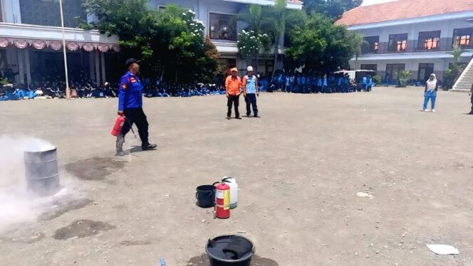 
					MITIGASI BENCANA: Pelatihan Program SPAB di SMK Islam Bustanul Ulum Pakusari Jember. (foto: IG : relawanrumahzakat_jember)

