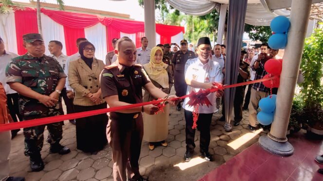 
					DIRESMIKAN: Kejari Kota Probolinggo, Dodik Hermawan dan Wali Kota Probolinggo, dr. Aminuddin, saat meresmikan Rumah Perdamaian Adhyaksa di Kelurahan Jrebeng Lor. (foto: Hafiz Rozani).
