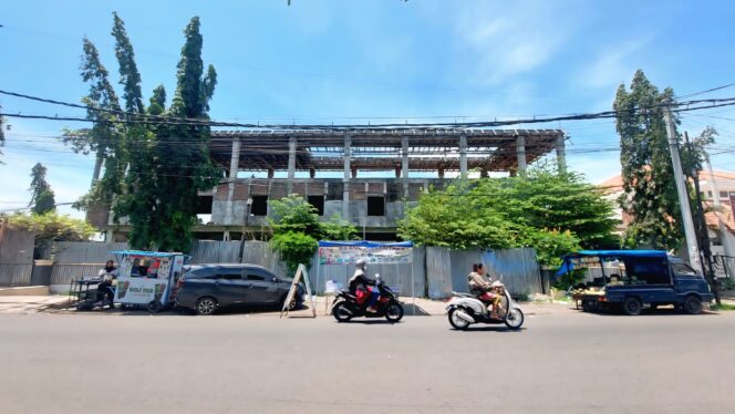 
					DILANJUTKAN: Pembangunan gedung Inspektorat Kota Probolinggo yang sempat mangkrak, tahun ini akan dilanjutkan. (foto: Hafiz Rozani)
