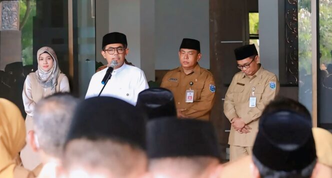 
					BERSIH: Sejumlah ASN saat mengikuti halal bihalal dengan bupati di depan Kantor Bupati Probolinggo, beberapa hari lalu. (foto: dok).

