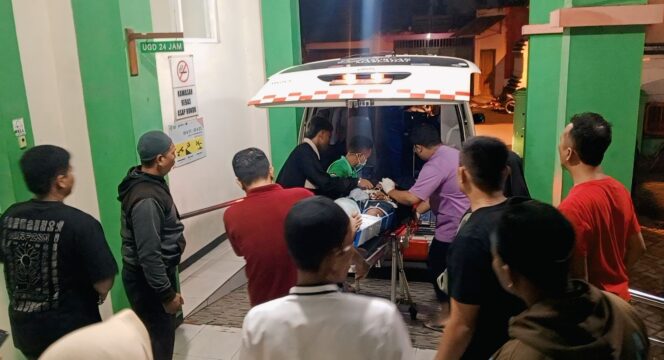 
					DIRAWAT: Salah satu korban saat menjalani perawatan medis pasca terlibat kecelakaan di jalur pantura Pasuruan. (foto: Moh. Rois).