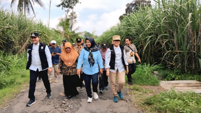 
					Bupati Lumajang memantau jalan di Desa Curahpetung (Foto: Asmadi).