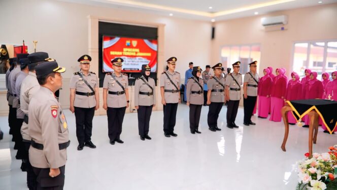 
					Kapolres Pasuruan pimpin sertijab sejumlah pejabat utama.