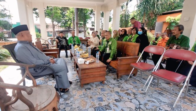 
					SILATURRAHIM: Sekda dan Kepala OPD Kota Probolinggo saat bertemu mantan wali kota, HM. Buchori. (foto: Hafiz Rozani).