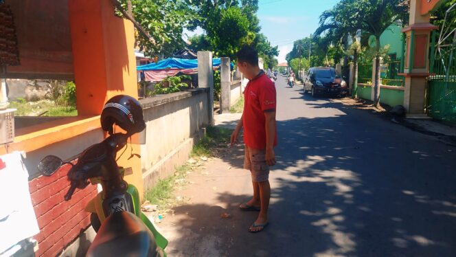 
					TKP: Pemilik toko, Ahmad, menunjukkan lokasi motor milik korban yang raib dicuri pelaku di Jl. Sunan Bonang, Kedopok, Kota Probolinggo. (foto: Hafiz Rozani).
