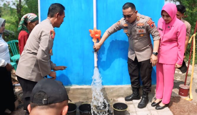 
					SOLUTIF: Kapolres Probolinggo Kota, AKBP Oki Ahadian Purwono saat mencoba air dari sumur bor di Desa Sumbekramat, Kecamatan Tongas. (foto: istimewa)
