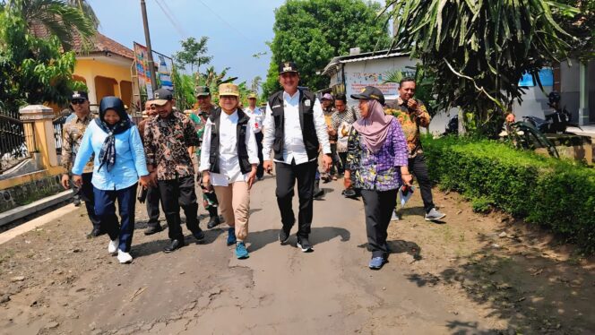 
					Bupati Lumajang, Indah Amperawati saat mengecek kondisi jalan untuk segera diperbaiki (Foto: Asmadi).