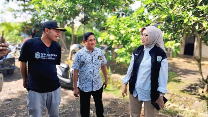 
					Bupati Lumajang mengecek jalan di Dusun Bulukubung, Desa Kalisemut, Kecamatan Padang, Kabupaten Lumajang (Asmadi).
