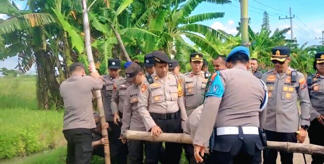 
					Kapolres Pasuruan memimpin pembongkaran penutupan akses jalan di Desa Semare.