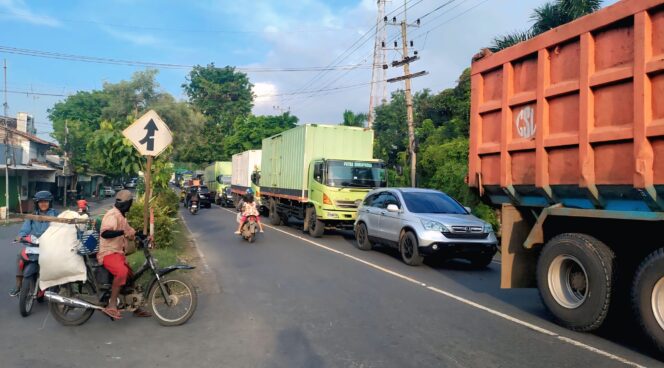 
					MACET: Kondisi kemacetan kendaraan di Jalan Raya Kelurahan Semampir, Kecamatan Kraksaan, Kabupaten Probolinggo. (foto: Ali Ya'lu).
