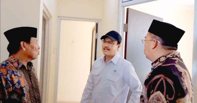 
					TINJAU: Menteri Sosial RI, Syaifullah Yusuf (Gus Ipul) berbincang dengan Wali Kota Probolinggo, dr. Aminuddin saat meninjau Rusunawa Mayangan. (foto: Hafiz Rozani).