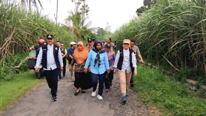
					Bupati Lumajang, Indah Amperawati, didampingi oleh anggota DPRD Lumajang (Foto: Asmadi).