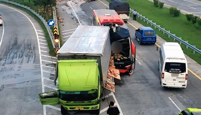 
					Bus tabrak truk di Tol Gempol-Pasuruan. 

