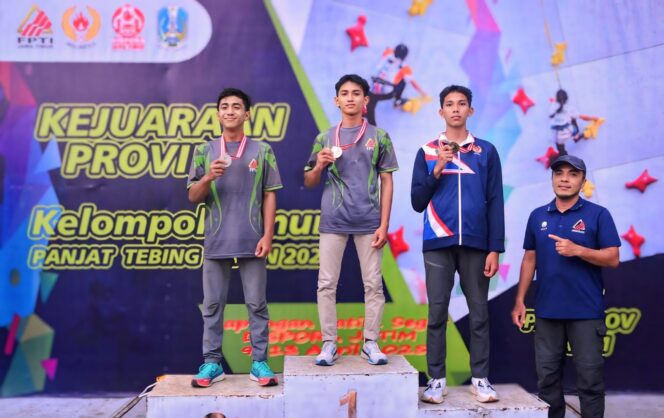 
					OPTIMIS: Dua atlet panjat tebing Kota Probolinggo saat menerima medali ditemani pelatihnya, Iwan Rosidi. (Foto: istimewa).