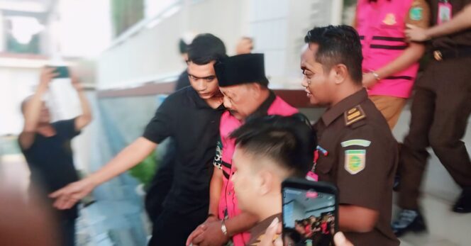 
					Tiga tersangka korupsi dana PKBM digelandang ke mobil tahanan oleh Kejari Pasuruan.
