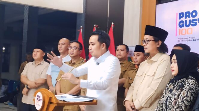 
					PAPARAN: Bupati Jember, Muhammad Fawait, saat jumpa pers untuk memaparkan program kerjanya. (foto: M. Abd. Rozak Mubarok).