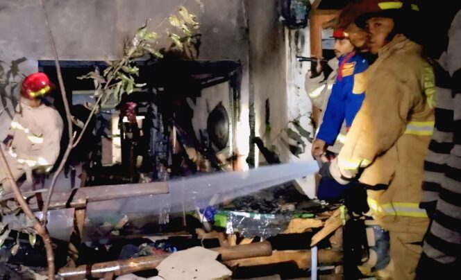 
					PEMADAMAN: Petugas Damkar Kota Probolinggo saat melakukan pemadaman di rumah Darmo. (foto: Hafiz Rozani).