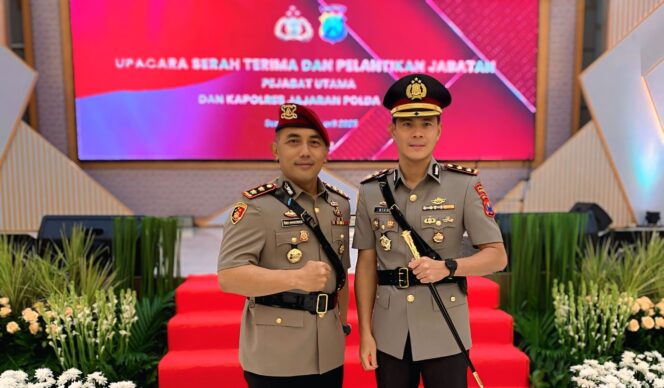
					SERTIJAB: AKBP Oki Ahadian dan AKBP Rico Yumasri usai sertijab Kepala Polres Probolinggo Kota di Polda Jatim. (foto: istimewa)
