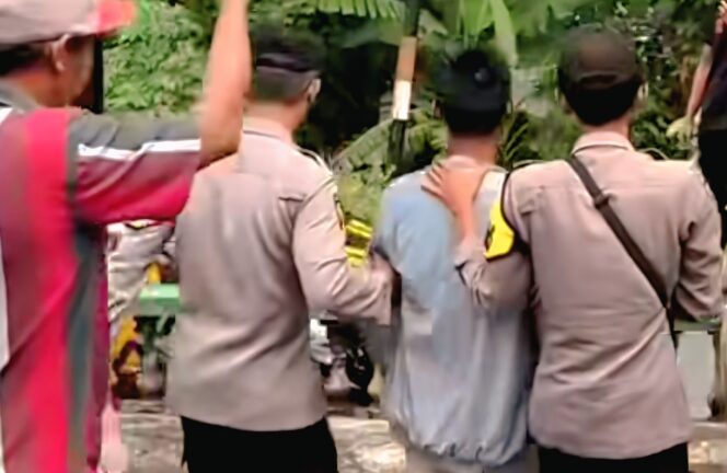 
					Oknum guru Jum saat ditangkap Polsek Tempursari (Foto: tangkapan layar).

