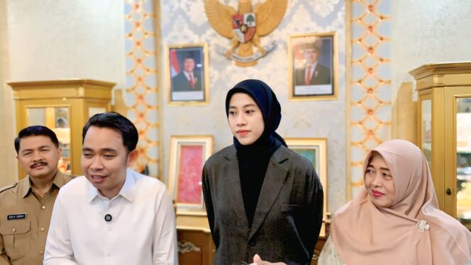 
					PULANG KAMPUNG: Memenuhi undangan Bupati Jember, Megawati hadir di Pendopo Wahyawibawagraha, Selasa, (15/4/25) siang. (foto: istimewa) 
