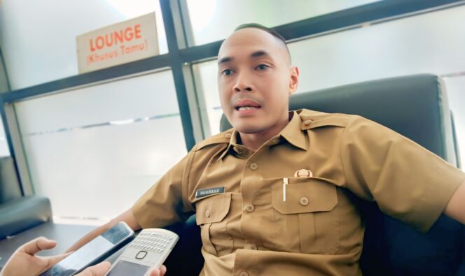 
					Kadisdikbud Nugraha Yudha Mardianto saat menjelaskan oknum guru yang dipecat (Foto: Asmadi).