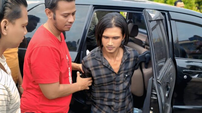 
					DITAHAN: Pelaku pembunuhan terhadap Dwi Nurtikki Dawiyanti, Didik, saat berada di Mapolres Probolinggo. (Foto: Ali Ya'lu).