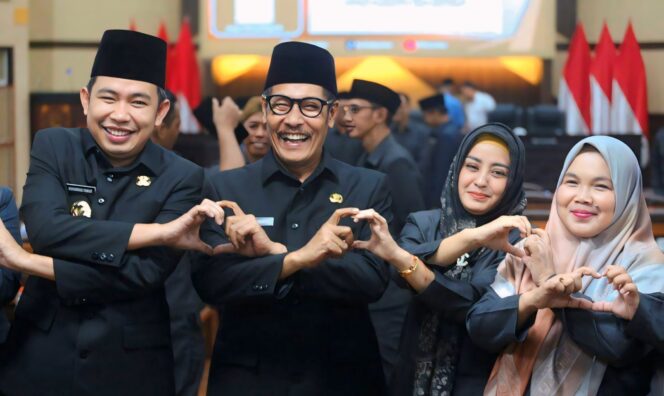 
					HARMONIS: Bupati dan Wakil Bupati Jember terlihat harmonis di Sidang Paripurna RPJMD 2025-2029 di Kantor DPRD Jember. (Foto: Dok. DPRD Jember)
