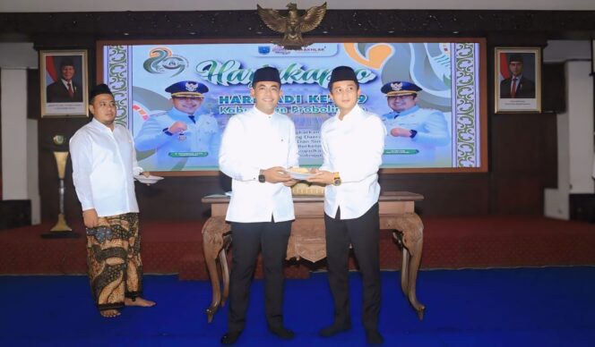 
					TASYAKURAN: Bupati Probolinggo, Gus Haris, menyerahkan tumpeng tasyakuran Harjakabpro ke-279 kepada Ketua DPRD setempat, Oka Mahendra JK. (foto: Kominfo Kab. Probolinggo).
