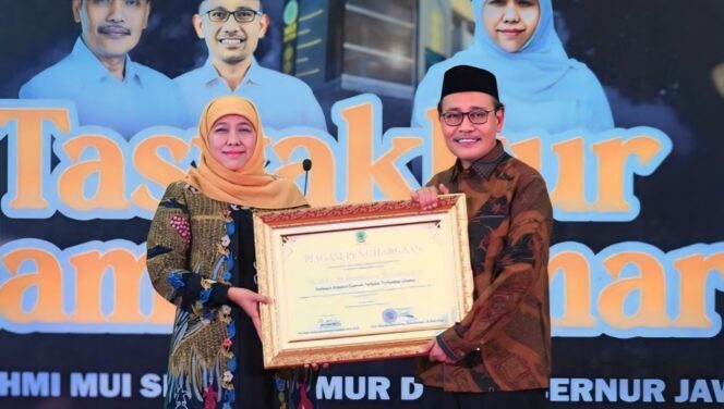 
					BERSINERGI: Gubernur Jatim, Khofifah Indar Parawansa dan Ketua MUI Jatim, KH. M. Hasan Mutawakkil Alallah, saat acara tasyakuran MUI Jatim beberapa waktu lalu. (foto: IG muijat1m).