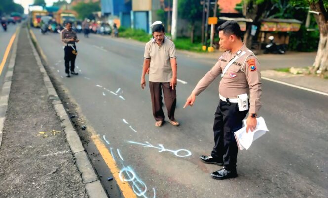 
					OLAH TKP: Polisi melakukan olah TKP di jalan raya Gempol-Pasuruan yang menewaskan seorang pemotor. (foto: Moch. Rois).