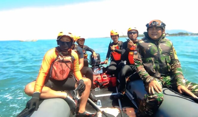 
					Tim SAR saat mencari Candra yang hilang di Pantai Bambang, Desa Bagu, Kecamatan Pasirian, Kabupaten Lumajang.
