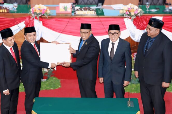 
					Walikota Adi Wibowo dan Wakil Walikota Moh. Nawawi menyerahkan usulan lima raperda kepada pimpinan DPRD Kota Pasuruan.
