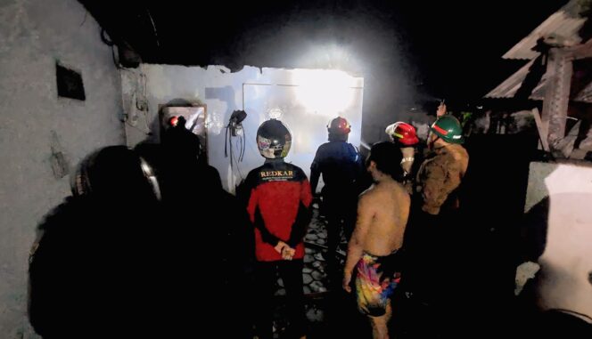 
					PEMADAMAN: Petugas Damkar Pemkot Probolinggo saat memadamkan api di rumah milik Rudi Suhaedi. (foto: Hafiz Rozani)