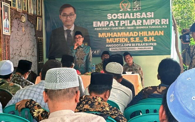 
					SOSIALISASI: Anggota Komisi X DPR-RI, Moh. Hilman Mufidi, saat sosialisasi 4 pilar kebangsaan di Desa Karanggeger, Pajarakan, Probolinggo. (foto: Moch. Rochim).
