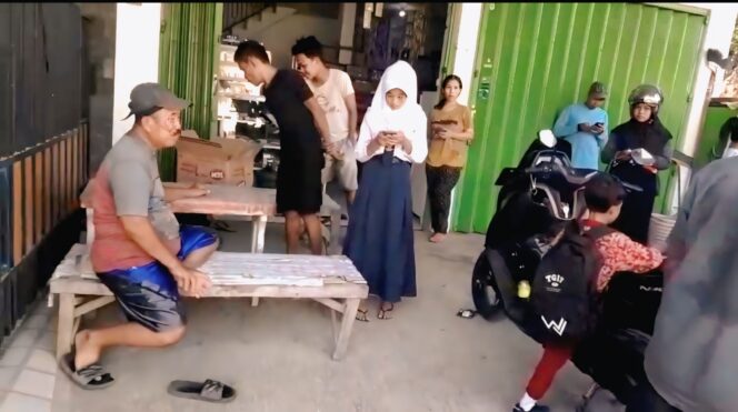 
					HEBOH: Lokasi penemuan bayi di depan toko warga Desa/Kecamatan Ajung, Kab. Jember. (foto: M. Abd. Rozak Mubarok). 
