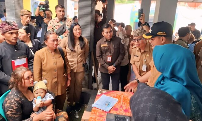 
					JEMPUT BOLA: Bupati Probolinggo, Gus Haris (bertopi hitam) berkomuniasi dengan warga usia meluncurkan layanan Si Inem kepada warga Kecamatan Sumber. (foto: istimewa).

